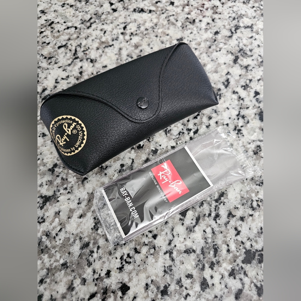 Ray-Ban Wayfarer Classic Sunglasses - Picture 3 of 5
